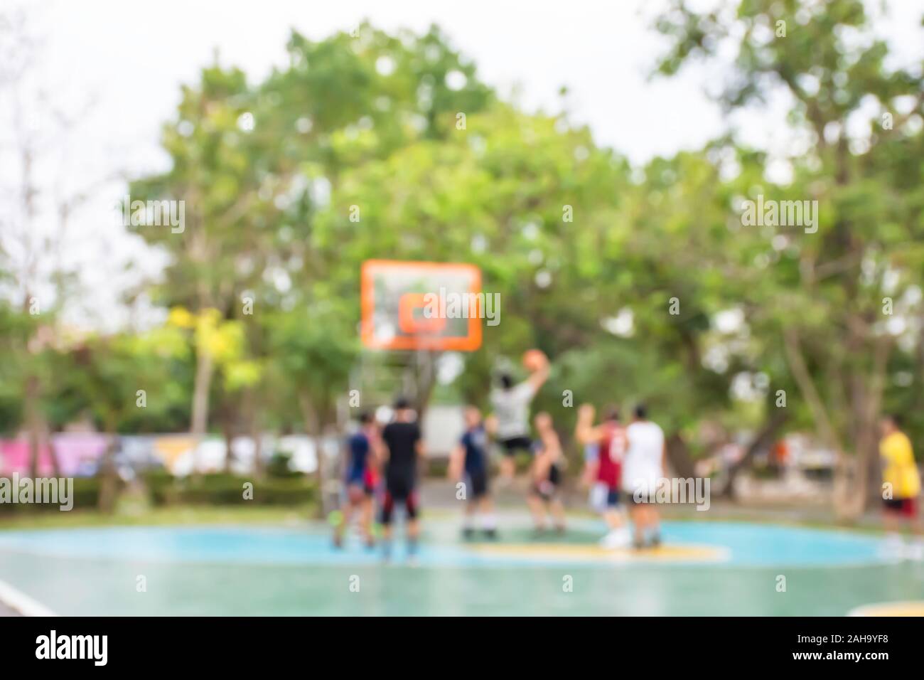 Image floue des hommes âgés et les adolescents jouant au basket-ball dans la matinée à BangYai Park , Nonthaburi en Thaïlande. Banque D'Images