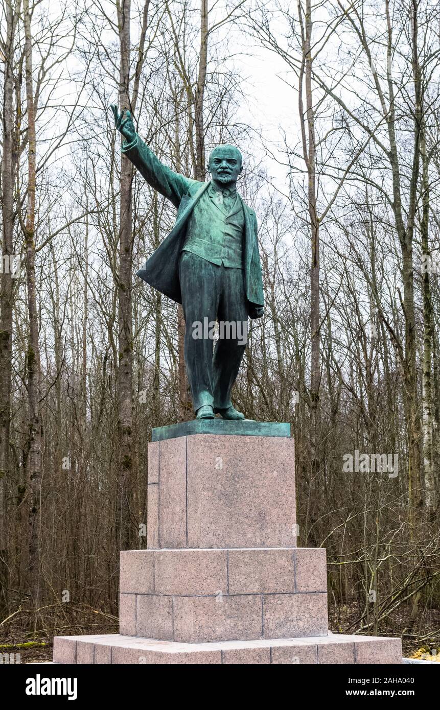Vue sur le monument de Lénine près de Razliv Lake, dans la région de Leningrad Banque D'Images
