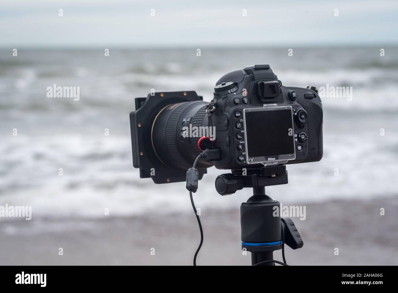 Wicie, Pologne - 31 octobre 2016 : appareil photo reflex numérique Nikon D610 sur un trépied avec des filtres pour la photographie de paysage Banque D'Images