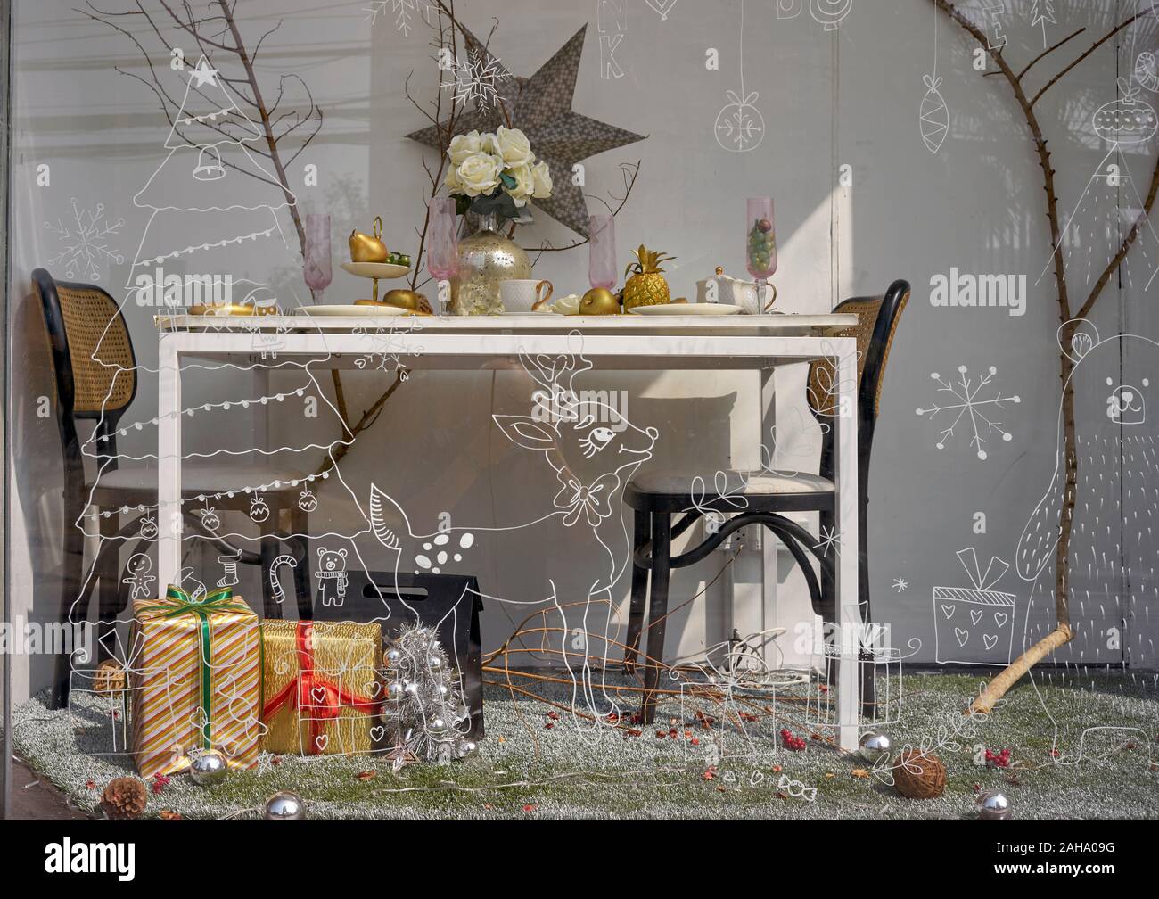 Afficher la fenêtre de Noël. Noël et fêtes de fin d'objets dans une vitrine Banque D'Images