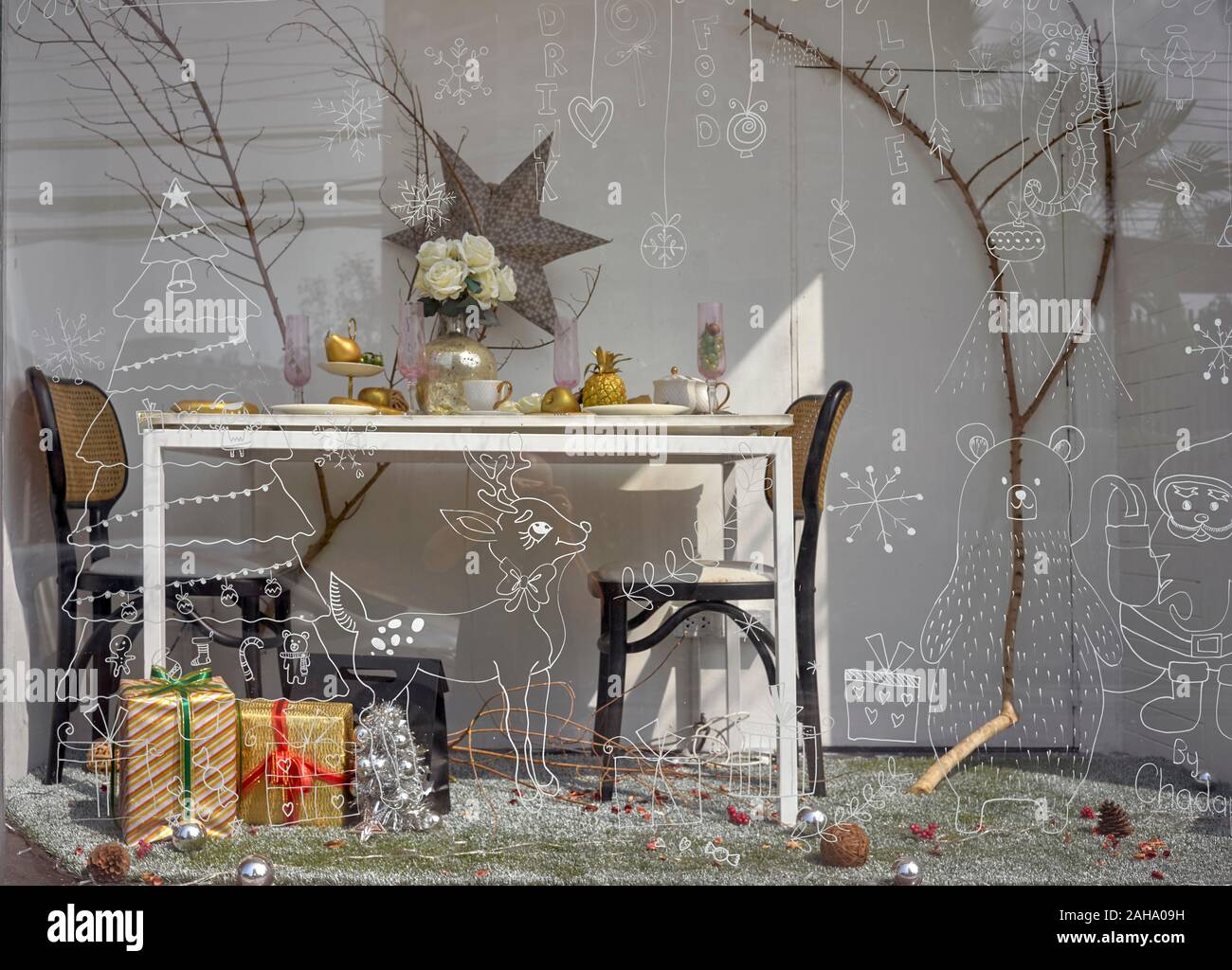 Afficher la fenêtre de Noël. Noël et fêtes de fin d'objets dans une vitrine Banque D'Images