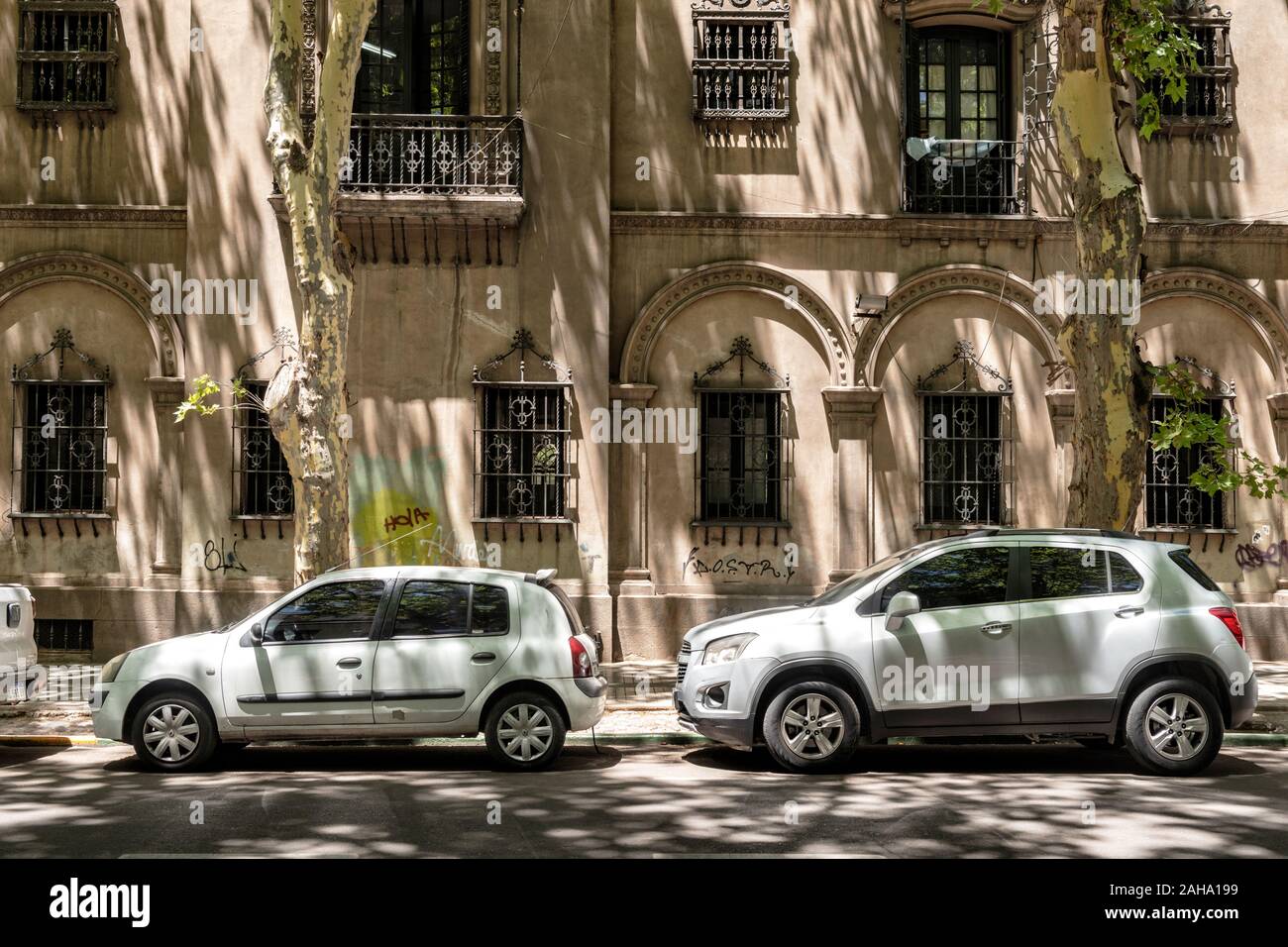 Une scène de rue, avec des véhicules en stationnement, dans la ville de Mendoza, Argentine. Banque D'Images