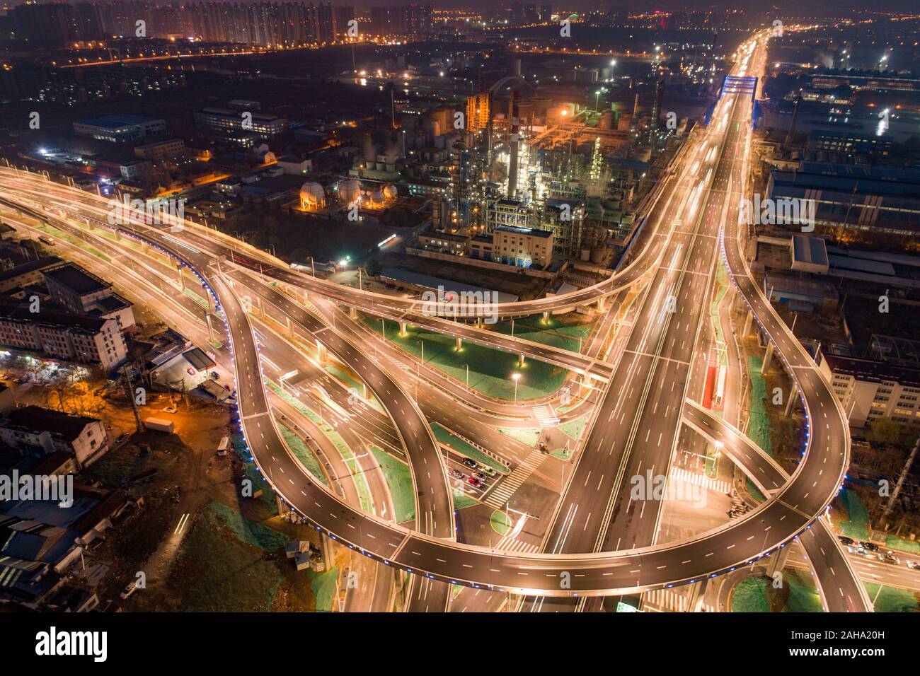 Vue de la nuit de l'éclairage d'une rocade intérieure et viaduc reliant West Yan'an Road et de Xi'an Road pendant les heures de pointe dans la soirée à Hua Banque D'Images