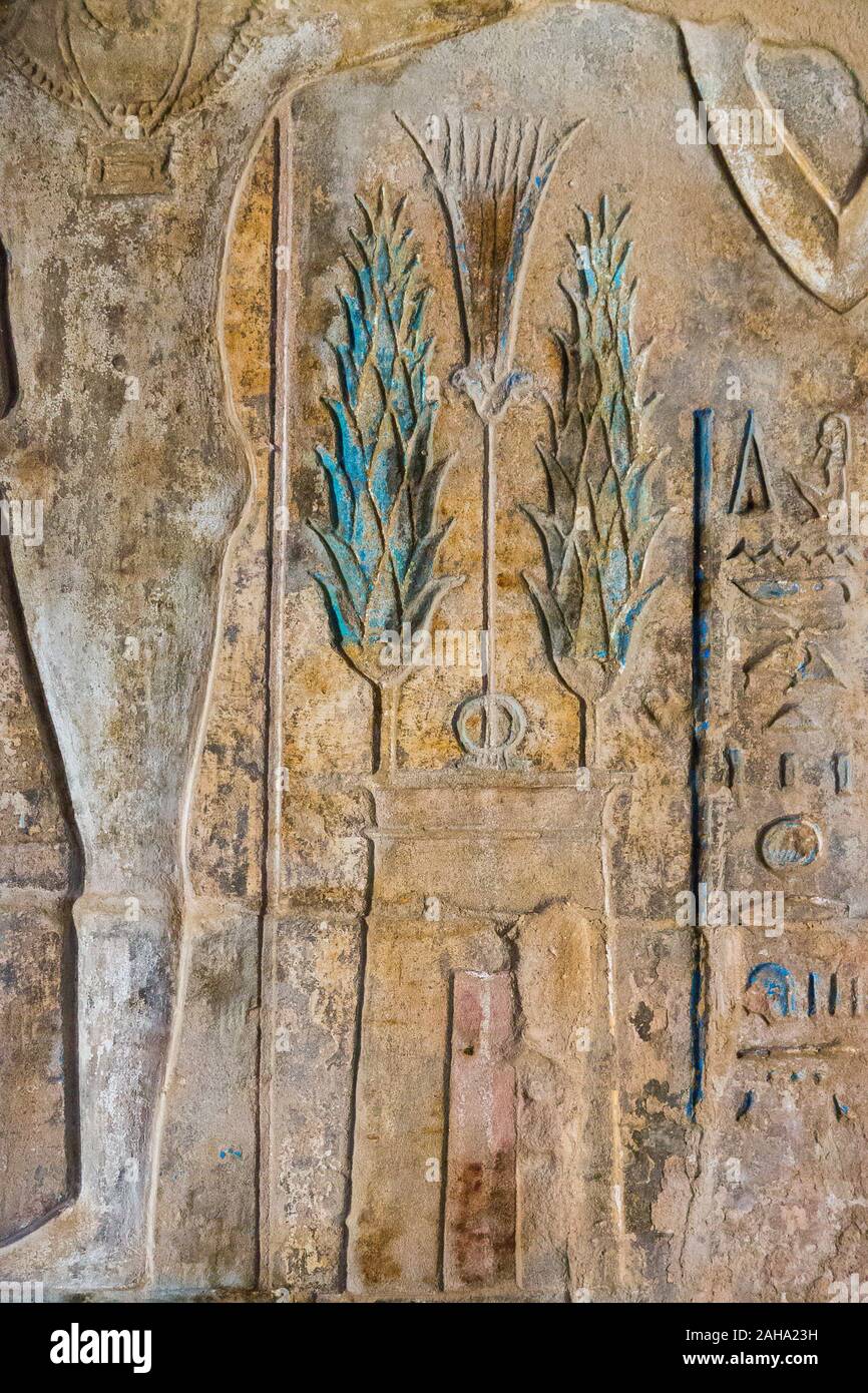 UNESCO World Heritage, Thèbes en Egypte, temple ptolémaïque de Deir el-Medineh, consacré à Hathor. Les laitues de bleu de dieu Min, sur un petit temple modèle. Banque D'Images