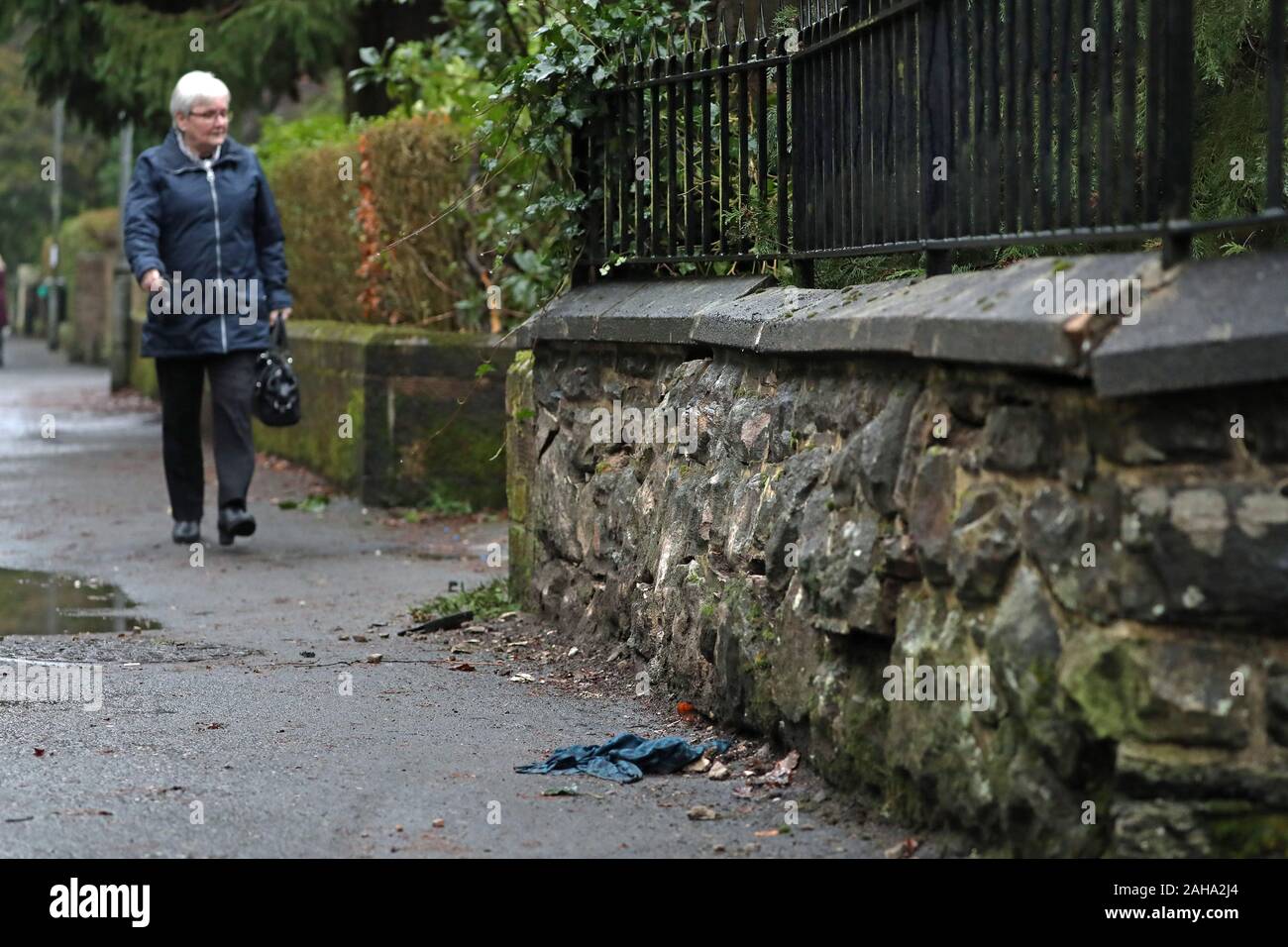 Dommages à un mur sur les lieux d'un accident de la route sur route à Manse Bearsden, Glasgow. La police est un appel de témoins après un grave accident de la route à Bearsden impliquant sept piétons. L'incident s'est produit autour de 4.50pm jeudi, 26 décembre 2019, sur la route Manse lorsqu'un Land Rover gris en collision avec un groupe de personnes. Banque D'Images