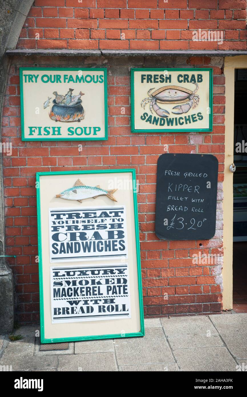 Sandwiches crabe frais et du poisson frais à l'extérieur d'un magasin de poissons signe à Brighton. Banque D'Images