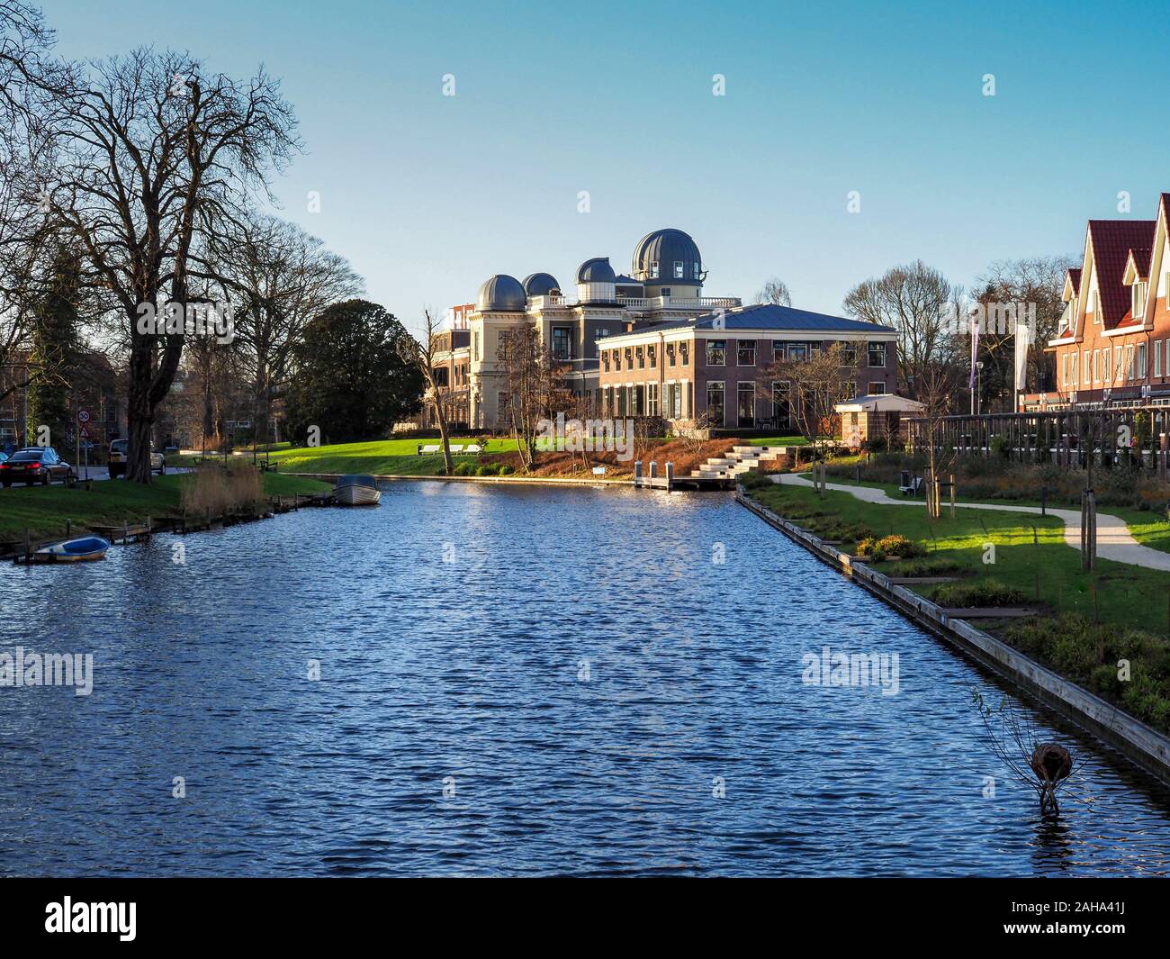 Voir le long d'un canal à l'observatoire astronomique de l'historique de l'Université de Leiden aux Pays-Bas Banque D'Images