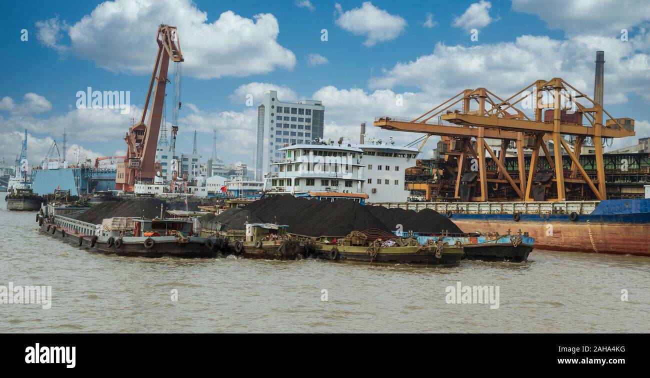 Des éléments de terres rares et minéraux chargés sur un cargo en Chine Banque D'Images