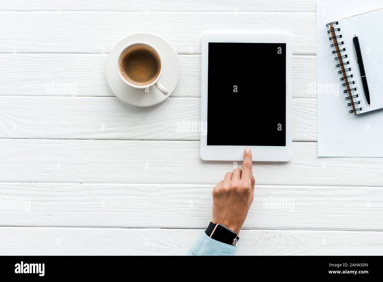 Top View of woman pointing with digital tablet du doigt avec l'écran vide près de tasse de café Banque D'Images