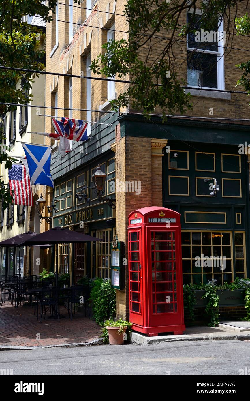 Les Six Pence,Pub pub anglais traditionnel britannique,Bar,téléphone rouge fort,Savannah en Géorgie,RM,USA Banque D'Images