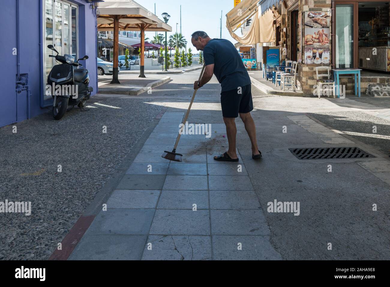 Grèce, Athènes - 31 MAI : Kardamena est une petite ville sur la côte sud de Kos et dispose de tous les ingrédients d'une grande plage de vacances. L'homme travaillant sur rue en m Banque D'Images