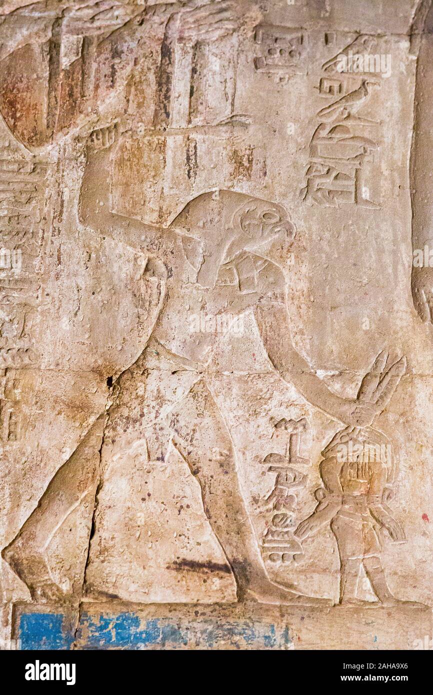 Thèbes en Egypte, Karnak temple ptolémaïque, site de l'OFFT. rare représentation du dieu à tête de faucon Horus qui frappait le dieu Seth, représenté comme un âne. Banque D'Images