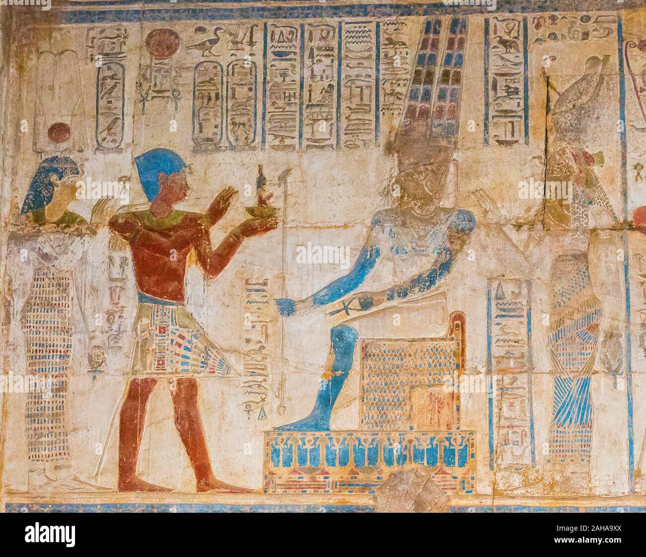 UNESCO World Heritage, Thèbes en Egypte, Karnak temple ptolémaïque, site de l'OFFT. Le roi suivi par queen propose Maat à dieu Amon assis sur un trône. Banque D'Images