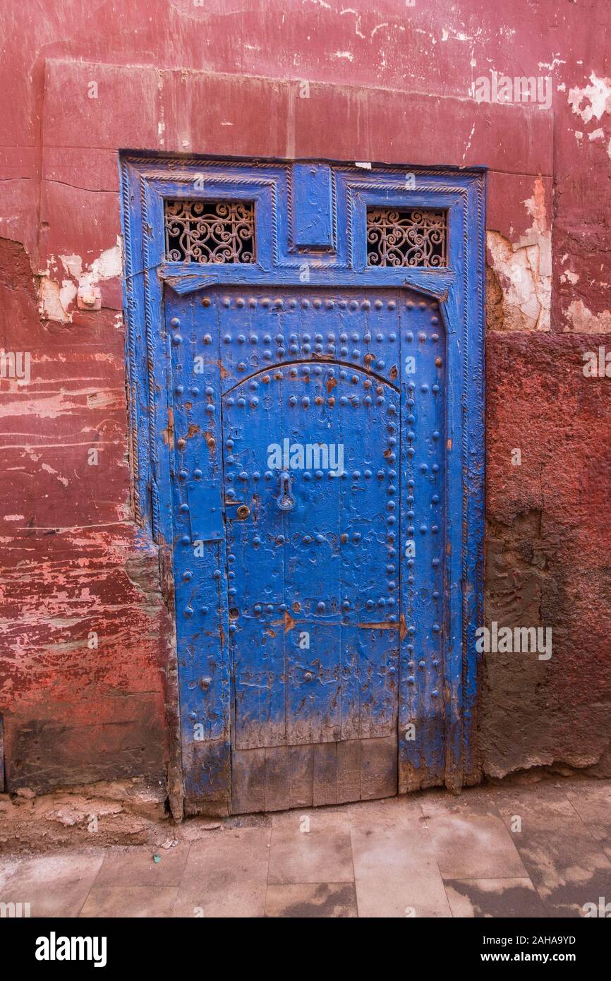 Porte marocaine ancienne bleue à Marrakech. Maroc. Banque D'Images