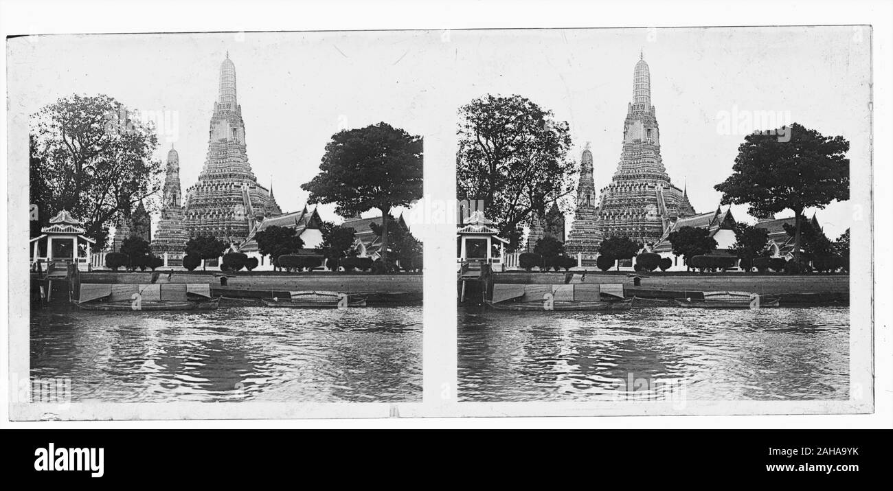 Wat Arun Ratchawararam Ratchawaramahawihan Wihan (Temple de l'aube) photo stéréoscopique prise à partir de la rivière Chao Praya à Bangkok vers 1910. Photographie sur la plaque de verre sèche de la collection Herry W. Schaefer. Banque D'Images