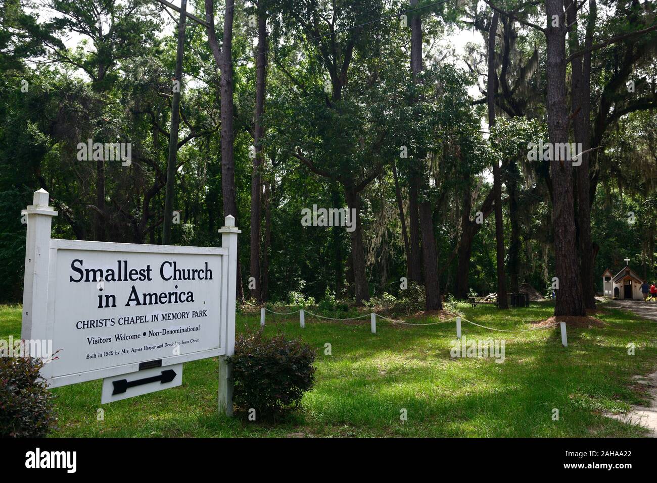 Plus petite église en Amérique,chapelle du Christ dans la mémoire,parc,non confessionnel McIntosh Comté,US Highway 17,attraction touristique,Côte de Géorgie en destockage pittoresque Banque D'Images