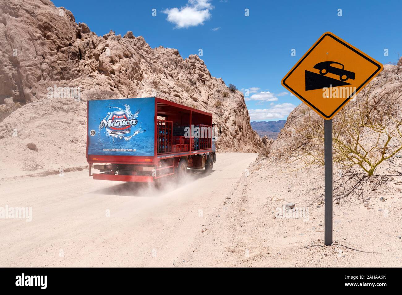 Camion voyageant sur la route en gravier de la route 40 en passant par la Quebrada de las Flechas région de montagne, près de la ville de Cafayate, Argentine. Banque D'Images