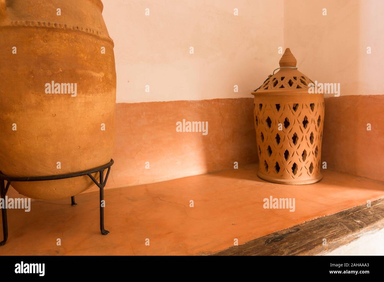 Coin avec poterie marocaine utilisé comme lampe dans le vieux Riad, Marrakech, Maroc. Banque D'Images