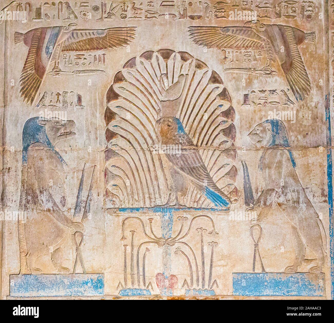 Thèbes en Egypte, Karnak temple ptolémaïque, site de l'OFFT. Horus comme un faucon se dresse sur un Sema-Tawy (union des terres 2). Banque D'Images