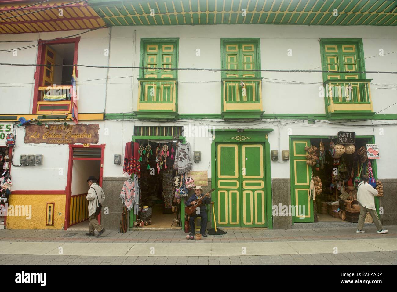 Guitariste traditionnel coloré à Filandia dans la Zona Cafetera, Colombie Banque D'Images