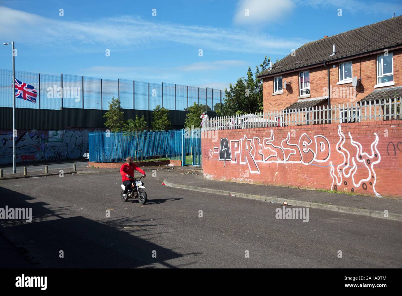 14.07.2019, Belfast, Irlande du Nord, Grande-Bretagne - partie protestante de l'Ouest de Belfast (Conway Street), haute paroi housing estate, droit de la paix Banque D'Images