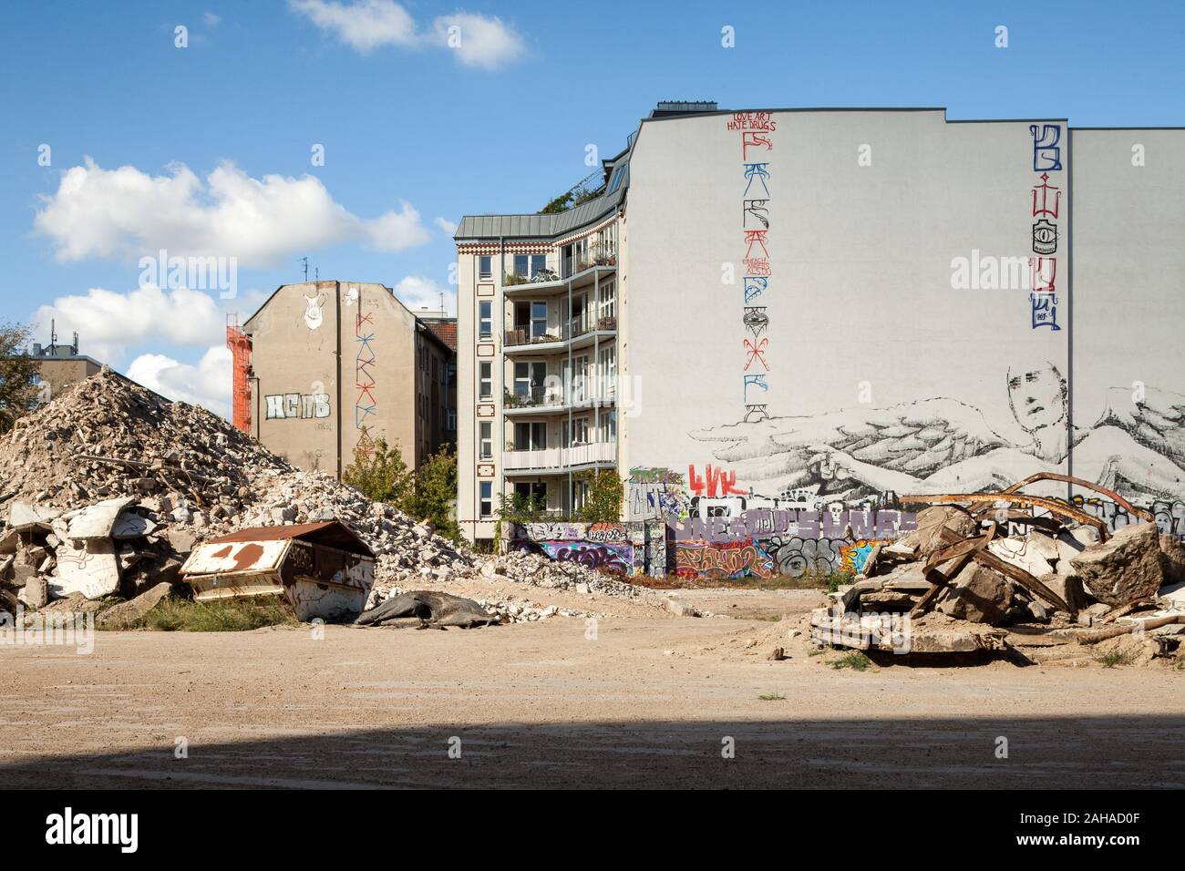 29.09.2018, Berlin, Berlin, Allemagne - terrains non aménagés devant les ruines de l'usine à glace Koepenicker Strasse à Berlin-Mitte. 00P180929D038C Banque D'Images