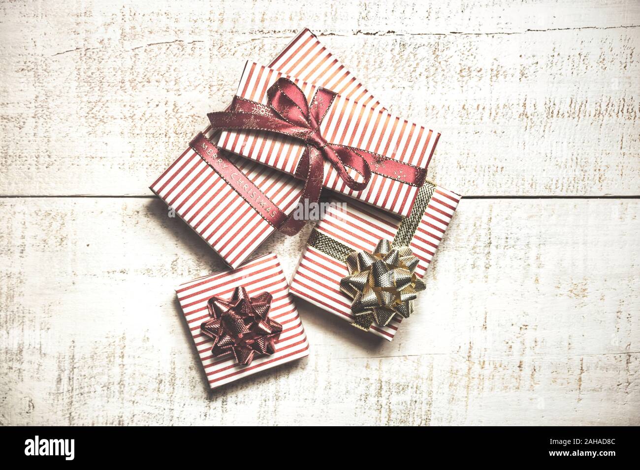 Carte de vœux de Noël avec les différents coffrets cadeaux sur fond de bois blanc. Vue de dessus avec l'exemplaire de l'espace. Tons vintage photo. Banque D'Images