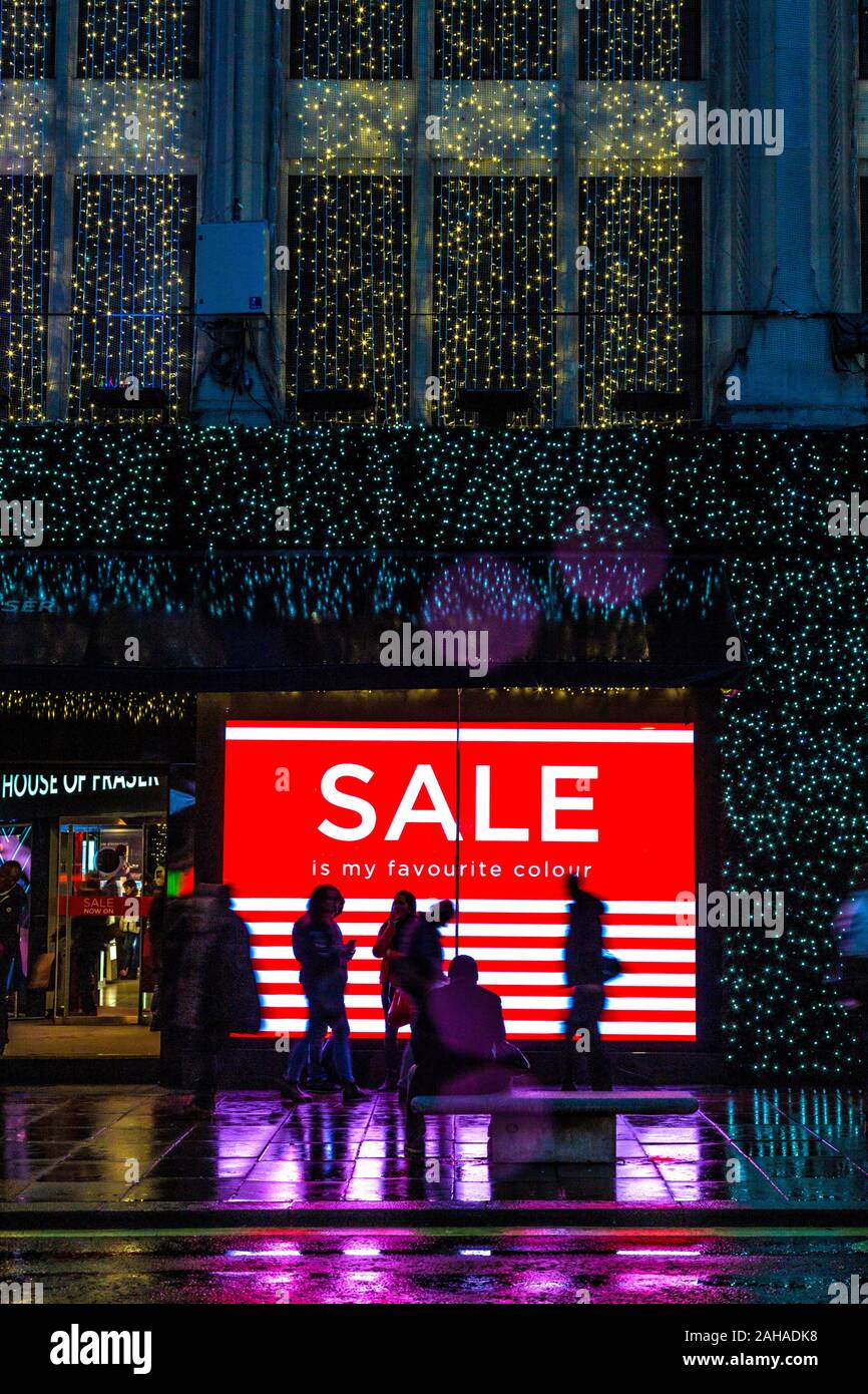 Un grand panneau lumineux vente sur Oxford Street lors de ventes de Noël, Londres, UK Banque D'Images