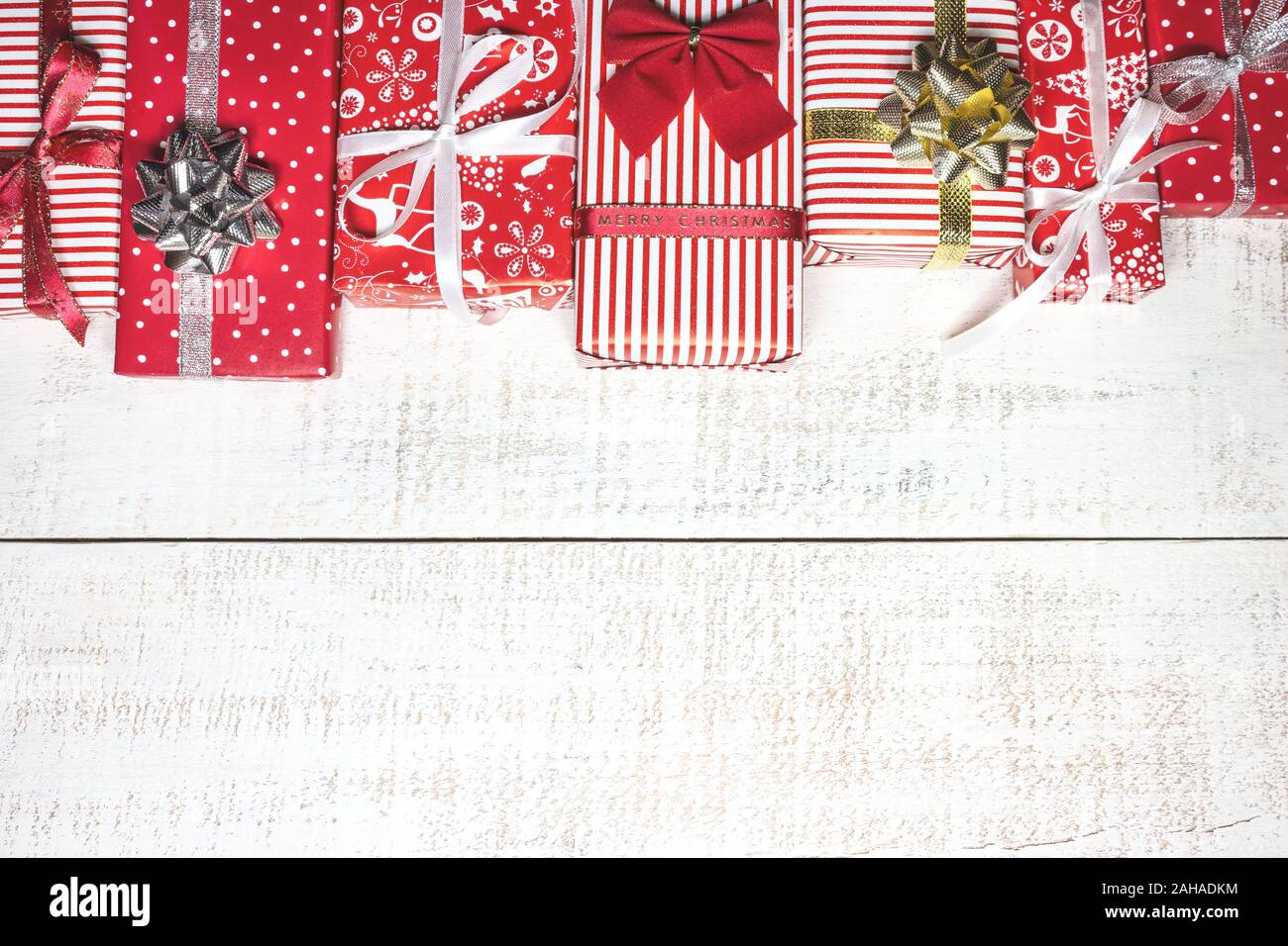Carte de vœux de Noël avec les différents coffrets cadeaux sur fond de bois blanc. Vue de dessus avec l'exemplaire de l'espace. Banque D'Images