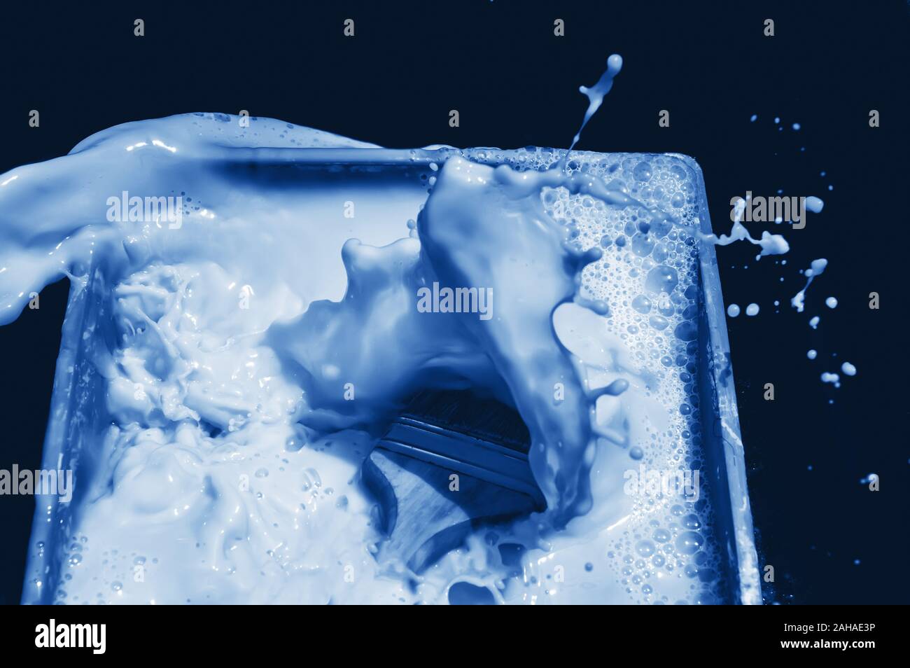 Splash bleu brosse après tomber dans la peinture liquide sur fond noir. Dans le quartier branché de tons scène classique bleu - couleur de l'année 2020 concept. Bac dynamique Banque D'Images
