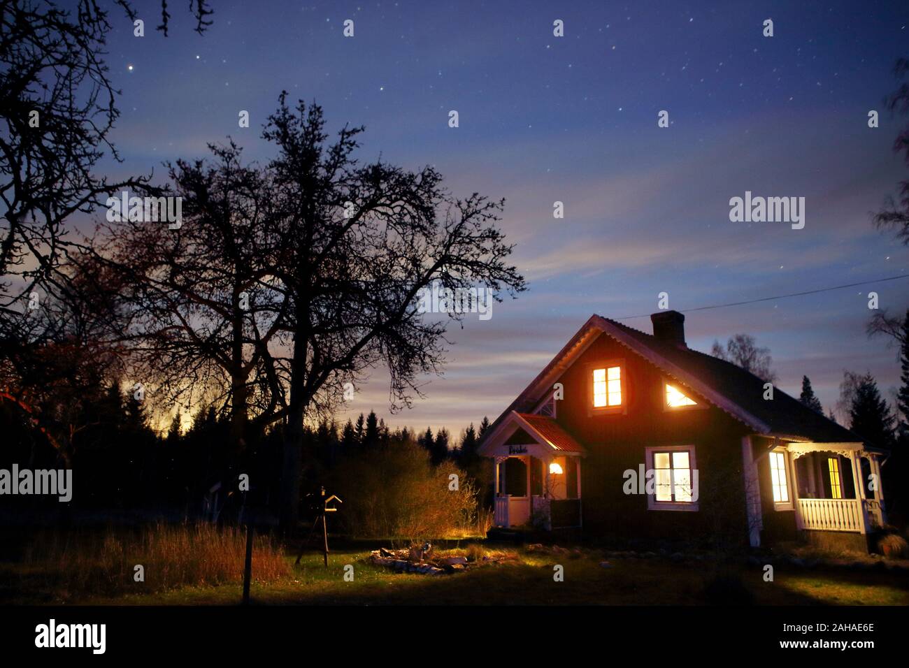 12.04.2017, Hovmantorp, Kronobergs laen, Suède - maison en bois dans la soirée. 00S170412D055CAROEX.JPG [communiqué de modèle : sans objet, la propriété RELE Banque D'Images 12.04.2017, Hovmantorp, Kronobergs laen, Suède - maison en bois dans la soirée. 00S170412D055CAROEX.JPG [communiqué de modèle : sans objet, la propriété RELE Banque D'Images