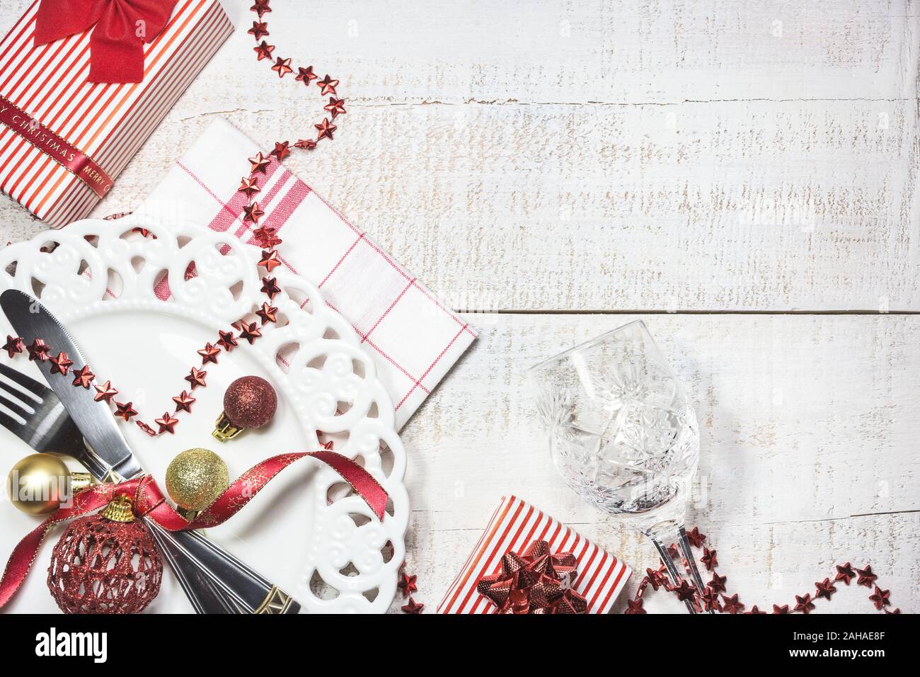 Réglage de la table avec des coffrets cadeaux et des décorations de Noël, vue du dessus avec l'exemplaire de l'espace. Préparation pour Noël ou le Nouvel An. Banque D'Images