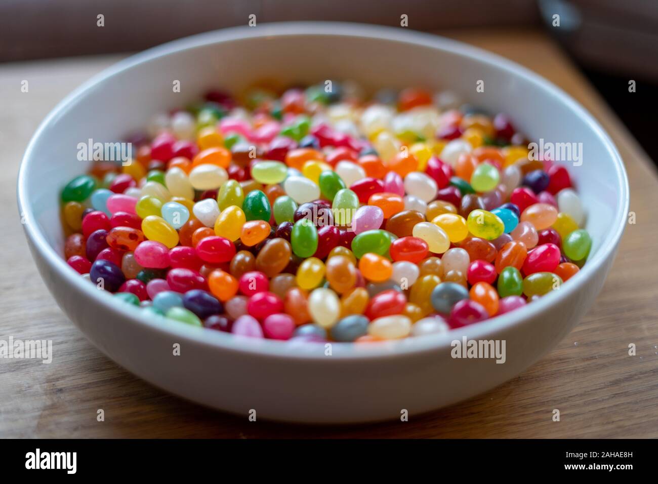 Jelly Bean bonbons ou de bonbons dans un bol blanc Banque D'Images