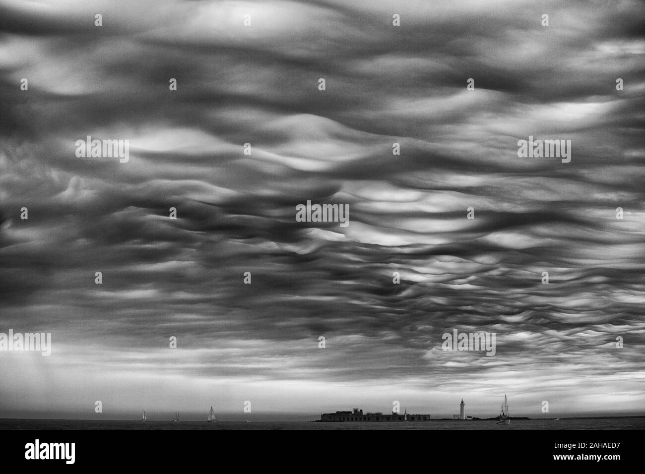 28.05.2017, Yarmouth, à l'île de Wight, Grande-Bretagne - orageux sur le Solent avec vue sur Château de Hurst. 00S170528D093CAROEX.JPG [communiqué de modèle : Banque D'Images