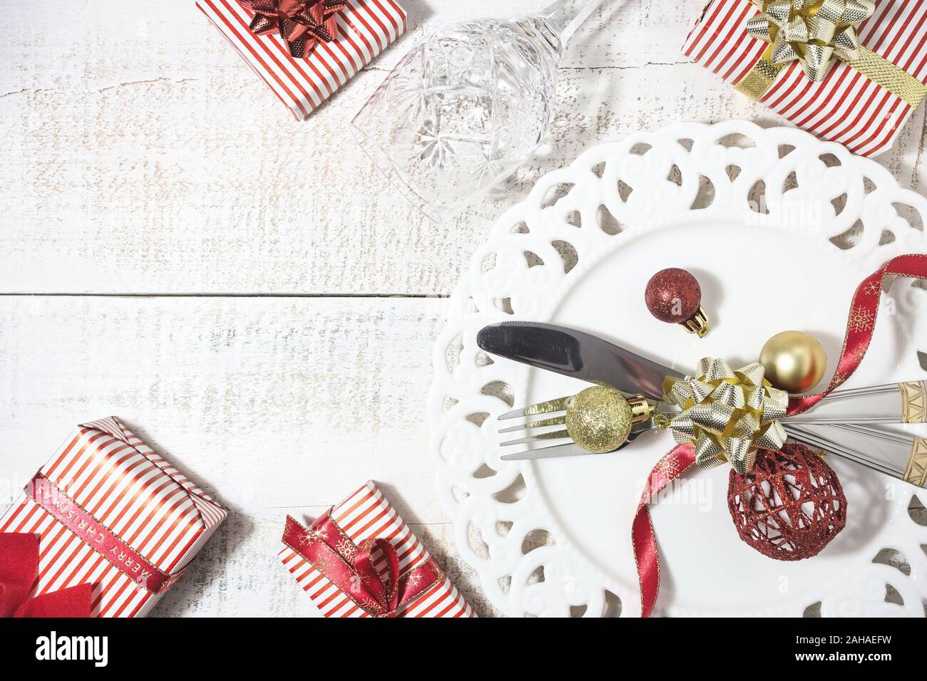 Réglage de la table avec des coffrets cadeaux et des décorations de Noël, vue du dessus avec l'exemplaire de l'espace. Préparation pour Noël ou le Nouvel An. Banque D'Images