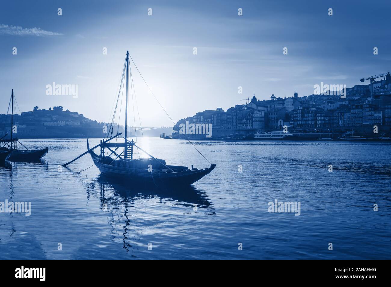 Voile sur l'eau de rivière Duoro à Porto, Portugal tonique dans un classique bleu - couleur de l'année 2020. Concept de voyage. Destination de voyage à la mode. Banque D'Images