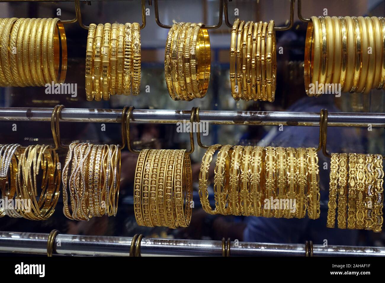 26.03.2018, Dubai, Dubaï, Émirats Arabes Unis - bracelets d'or dans une vitrine. 00S180326D165CAROEX.JPG [communiqué de modèle : sans objet, la propriété R Banque D'Images