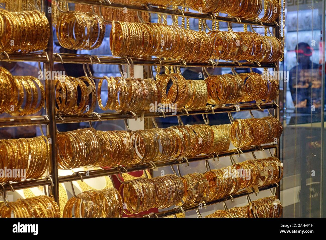 26.03.2018, Dubai, Dubaï, Émirats Arabes Unis - bracelets d'or dans une vitrine. 00S180326D164CAROEX.JPG [communiqué de modèle : sans objet, la propriété R Banque D'Images