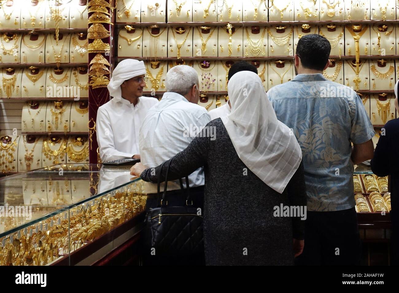 26.03.2018, Dubai, Dubaï, Émirats Arabes Unis - Les sections locales dans une bijouterie du souk de l'or. 00S180326D290CAROEX.JPG [communiqué de modèle : Non, la propriété REL Banque D'Images