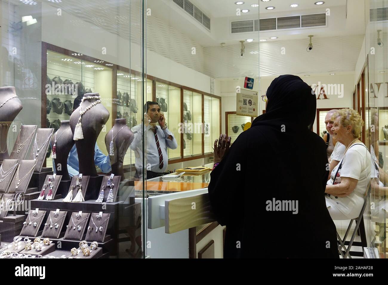 26.03.2018, Dubai, Dubaï, Émirats Arabes Unis - Les sections locales saisir une bijouterie, dans le souk de l'or. 00S180326D295CAROEX.JPG [communiqué de modèle : Non, la propriété Banque D'Images