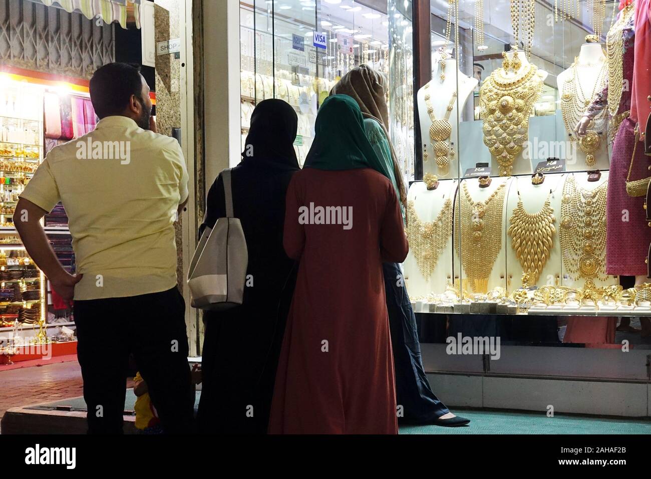 26.03.2018, Dubai, Dubaï, Émirats Arabes Unis - Les sections locales à la recherche à l'affiche dans une vitrine du Souk de l'or. 00S180326D298CAROEX.JPG [RELE Banque D'Images