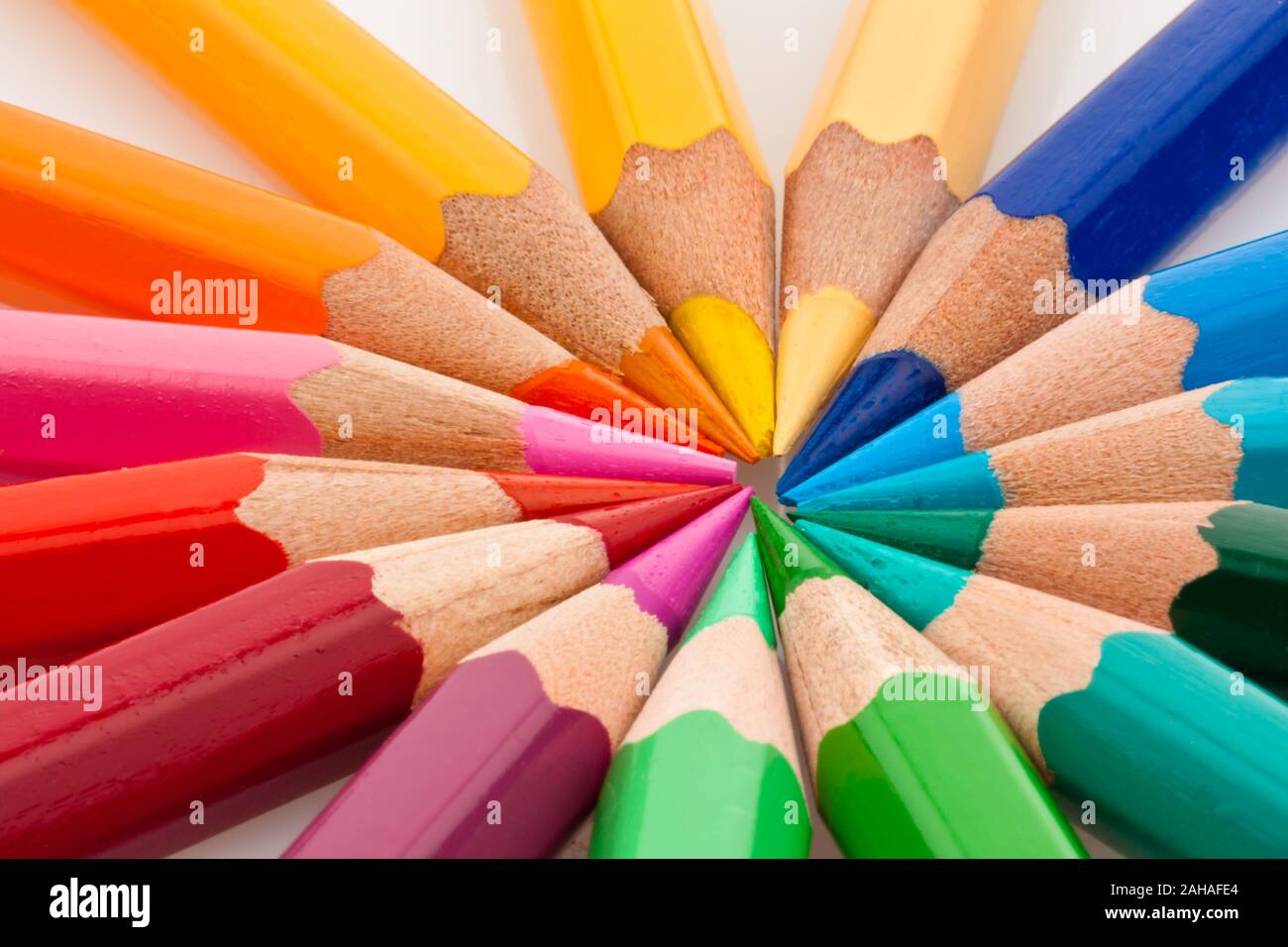 Viele verschiedene bunte Farbstifte vor weissem Hintergrund Banque D'Images