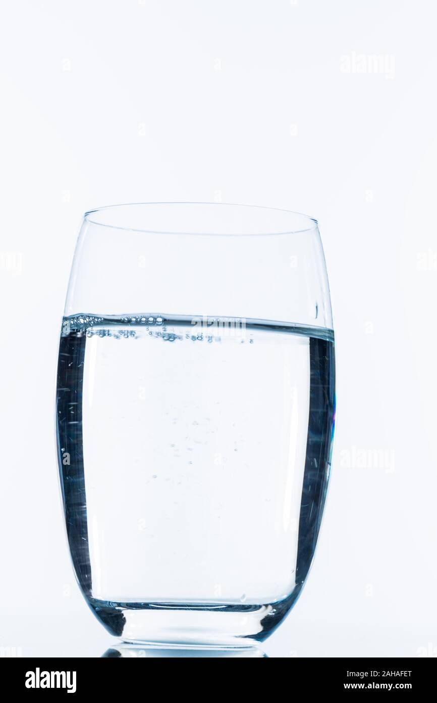 Ein Glas Wasser mit weissem Hintergrund vor, Symbolfoto Wasserbedarf und für Trinkwasser, Verbrauch, Glas, Banque D'Images