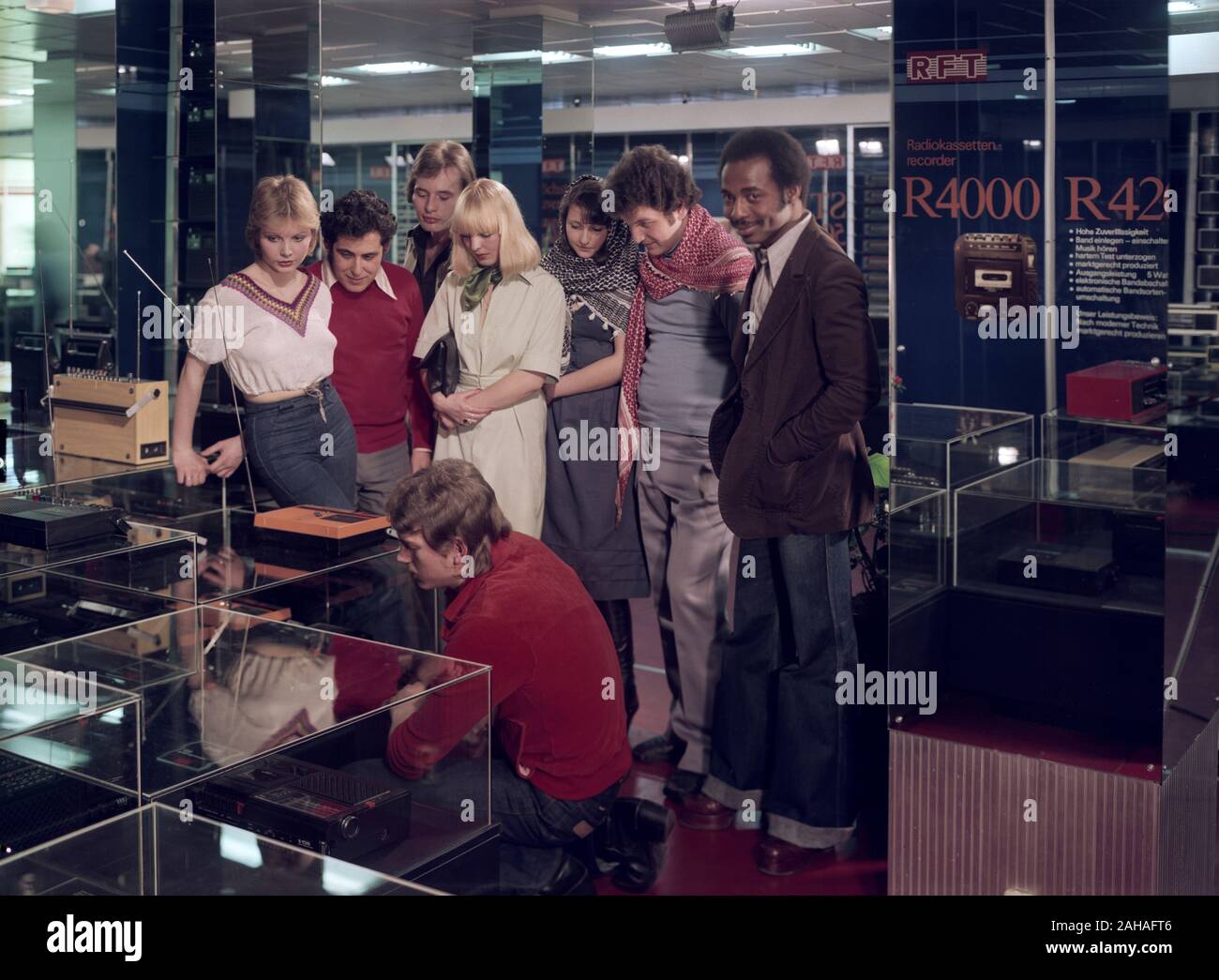 25.02.2014, Berlin, Berlin, RDA - Publicité tourné, les jeunes dans une radio shop. 00S740225D617CAROEX.JPG [communiqué de modèle : Non, des biens : non (c) Banque D'Images