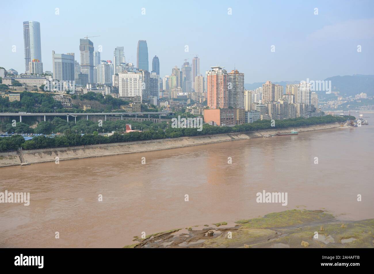 04.08.2012, Chongqing, Chine , - Une vue de la ville sur les rives de la rivière Yangtze. La ville est située au confluent des deux principaux Banque D'Images