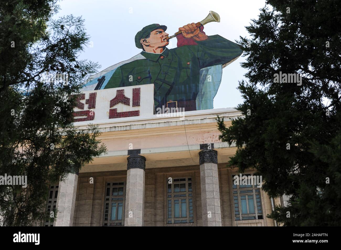 08.08.2012, Pjoengjang, , la Corée du Nord - affiche de propagande en fanfare en uniforme du soldat sur la Place Kim Il Sung à l'habitant de la Corée du Nord Banque D'Images