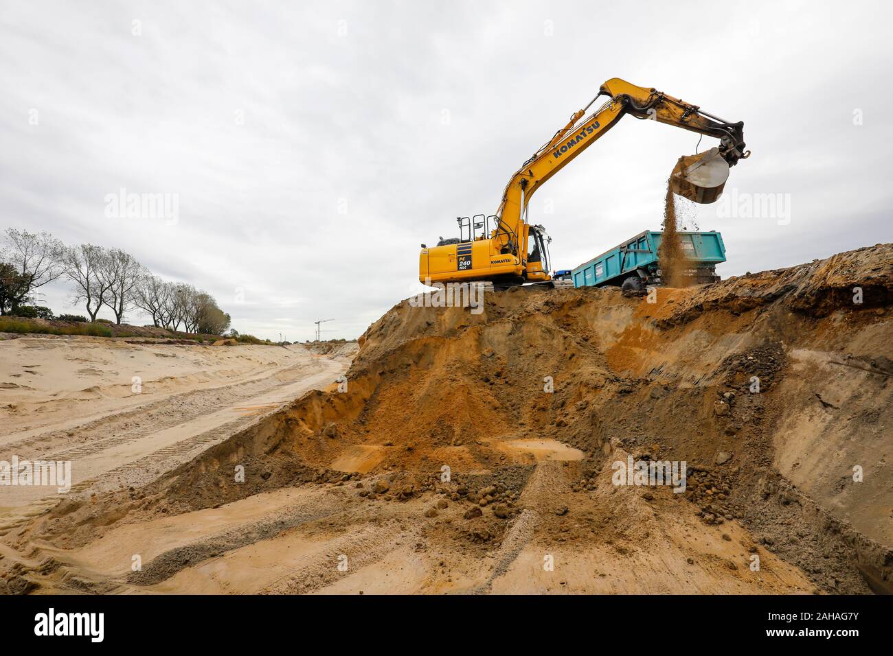 24.09.2019, Oberhausen, Rhénanie du Nord-Westphalie, Allemagne - lors de l'excavation excavatrice travaillent dans le cadre de l'Emscher conversion, nouvelle construction o Banque D'Images