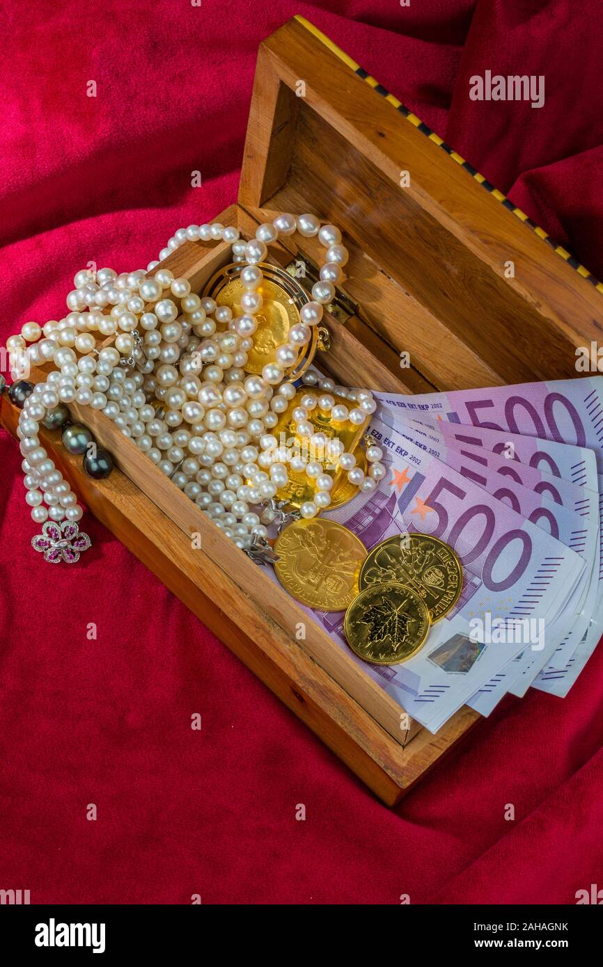 Or dans Münzen und Schmuck mit rotem stérile auf Samt. Symbolfoto für personnalit, Luxus, Reichensteuer, 500 euros Scheine, Banque D'Images