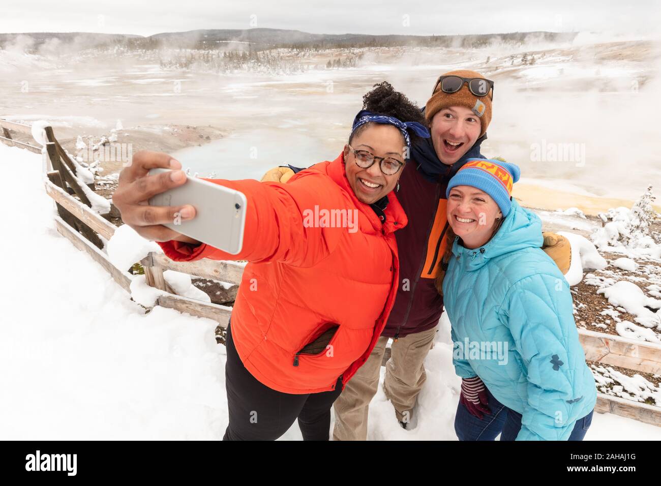 Les touristes prennent un sur la neige couverts selfies promenade autour du bassin en porcelaine au Norris Geyser Basin en hiver 20 décembre 2019 au Parc National de Yellowstone, Wyoming. Banque D'Images