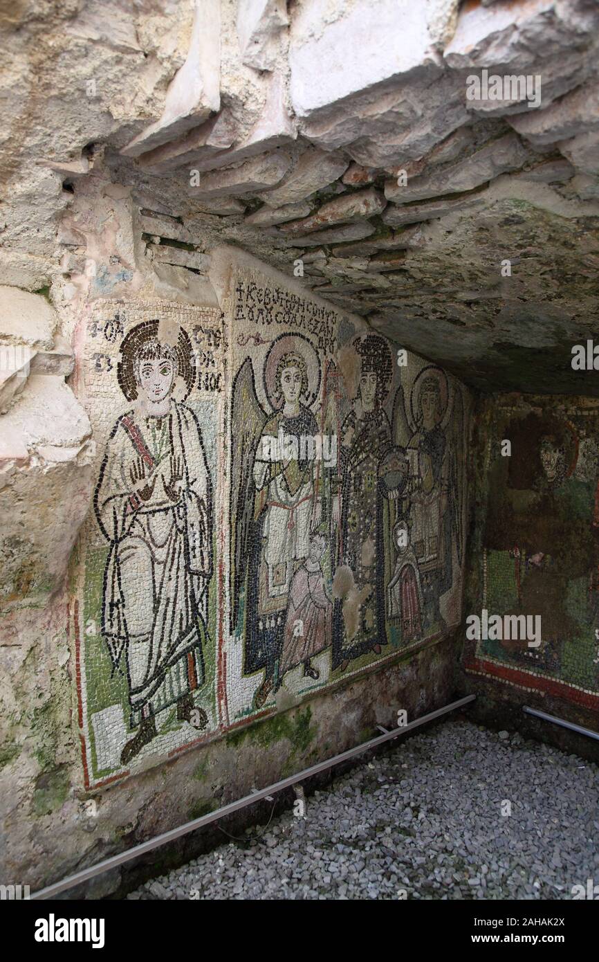 Mosaïques de Saints et des Anges sur les murs de la chapelle byzantine de l'amphithéâtre romain, construit en 6ème.CenturyAD Durresi, dans l'Albanie. Banque D'Images